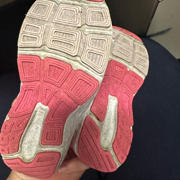 New balance toddler 680 V6 hook and loop running shoe size 7.5 pink - Picture 10 of 11